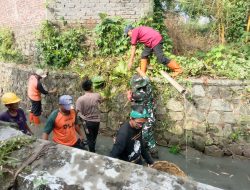 Anggota Kodim 0619/ Purwakarta Bersama Kelurahan Nagri Tengah Bersihkan Sungai Cigalugur