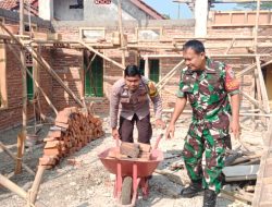 Guyub Bersama Warga, Babinsa Dan Bhabinkamtibmas Desa Cipinang Gotong Royong Bangun Masjid