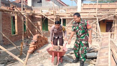 Guyub Bersama Warga, Babinsa Dan Bhabinkamtibmas Desa Cipinang Gotong Royong Bangun Masjid