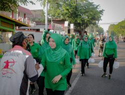 TNI Berbagi, Persit KCK Kodim 0619/Purwakarta Berbagi Nasi Kotak Kepada Masyarakat