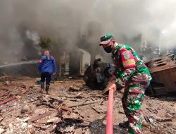 Babinsa Koramil 1908/ Purwakarta Gerak Cepat Bantu Pemadam Kebakaran Padamkan Api