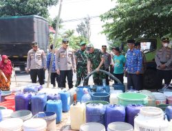 Kodim 0619/Purwakarta dan Polres Distribusikan Air Bersih Kepada Warga Gunung Hejo