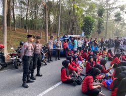 Ratusan Personel Polres Purwakarta Kawal Aksi Buruh Dengan Humanis