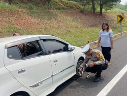 Keren, Kasat Lantas Polres Purwakarta Bantu Pengguna Jalan Ganti Ban Bocor