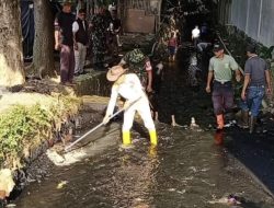 Jum’at Gempur, Camat Kota Purwakarta Aan Terjun Langsung Bersihkan Aliran Sungai