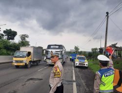 Satlantas Polres Purwakarta Bantu Evakuasi Mobil Truk Terguling Di Tol Cipularang