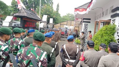 Satpol PP Purwakarta Tertibkan Spanduk dan Baliho Disembarang Tempat