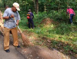 Salasa Bersih, Camat Cibatu Bayu Permadi Bersama Stakeholder Dan Masyarakat Bersihkan Bahu Jalan