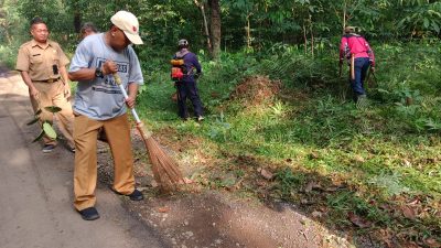 Salasa Bersih, Camat Cibatu Bayu Permadi Bersama Stakeholder Dan Masyarakat Bersihkan Bahu Jalan