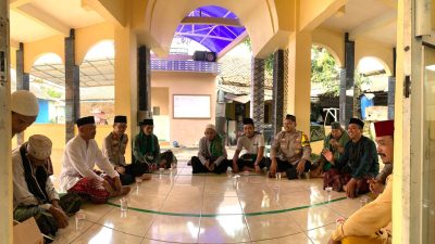 Kapolsek Cibatu Laksanakan Program “Jumat Curhat” di Mesjid Jami Nurul Iman Usai Sholat Jumat