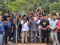 Kompak, Simpatisan dan Timses Paslon Pilkada No 1,2,3 dan 4  Ziarahi Makam Tokoh Pencipta Lambang Purwakarta