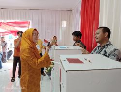 Calon Bupati Nomor 3 Ambu Anne Ratna Mustika Gunakan Hak Pilih di TPS 012 Purwakarta