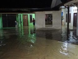 Rumah Warga Di Bantaran Sungai Cisimeut Leuwidamar Terendam Banjir