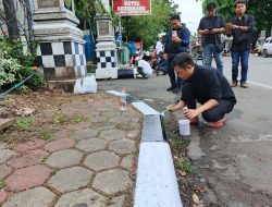 Bupati Purwakarta Terpilih, Om Zein, Bersama Relawan Lakukan Pengecatan Trotoar di Area Air Mancur Sri Baduga