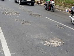 Jalan Ipik Gandamanah Purwakarta Kembali Rusak Meski Baru Beberapa Bulan Diperbaiki