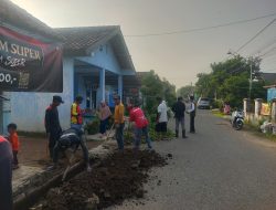 Aparatur Desa Cipinang “Ngosrek Bareng” Wujudkan Lingkungan Bersih dan Asri