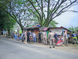 Satpol PP Purwakarta Sapu Bersih Bangunan Liar di Sepanjang Jalan Provinsi
