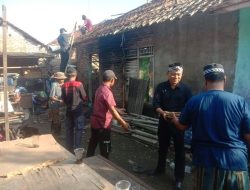 Semangat Gotong Royong, Kepala Desa Cipinang Bersama Warga Perbaiki Rumah Tidak Layak Huni