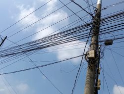 Kabel Jaringan Internet Semrawut di Jl Raya Sadang-Subang, Warga Cibatu dan Pengguna Jalan Resah