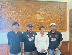 Om Zein Guyur Bonus Pemain Sepakbola Putri Kabupaten Purwakarta