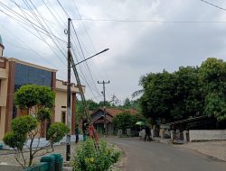 Pemasangan Tiang Internet Myrepublika Diduga Tak Berizin, Camat Cibatu Siap Bertindak Tegas