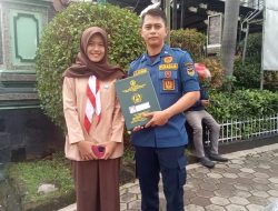 Tak Hanya Tangani Kebakaran, Damkar Purwakarta Jadi Wali Murid Dadakan Antar Siswi Ambil Rapor