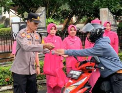Bhayangkara Peduli, Kapolsek Cibatu Bersama Bhayangkari Berbagi Takjil untuk Masyarakat